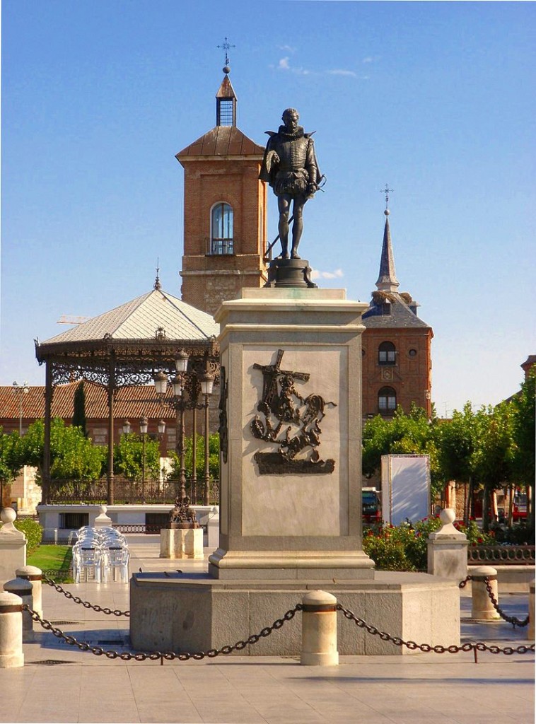 Plaza_de_Cervantes,_Alcalá_de_Henares,_España